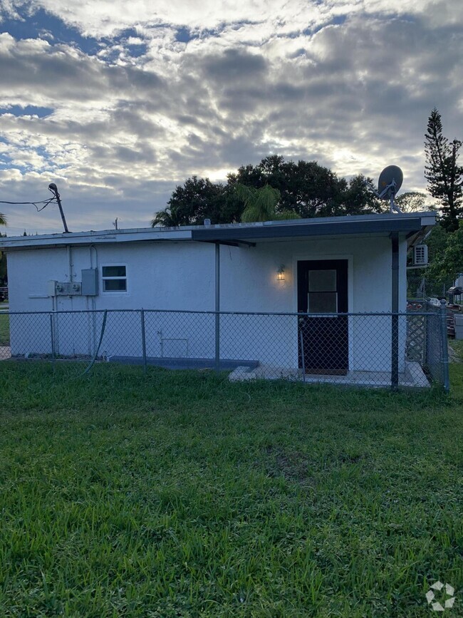 Building Photo - 4671 Sunset Ln Unit 4 Rental