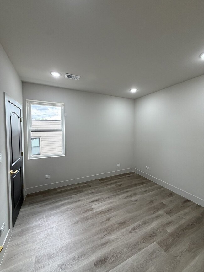 6603 S Langley Ave Unit 3