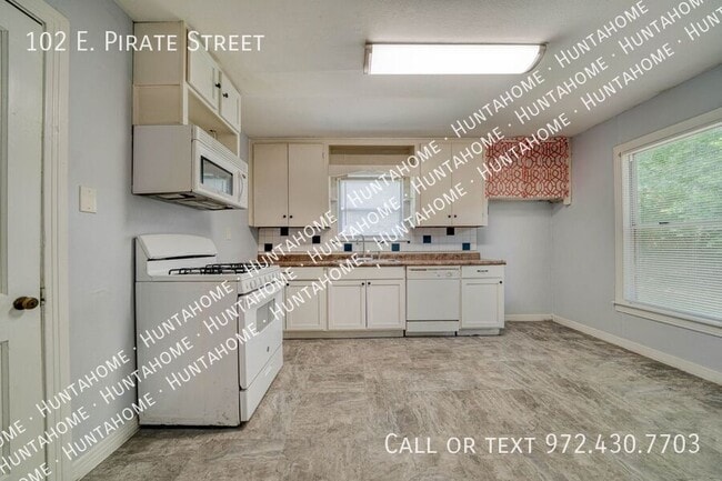 Photo - 102 E Pirate St
