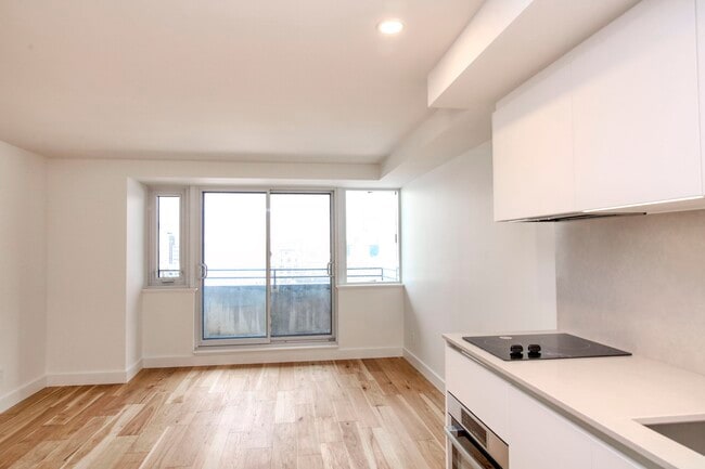 Building Photo - 3460 Rue Peel Unit 1217