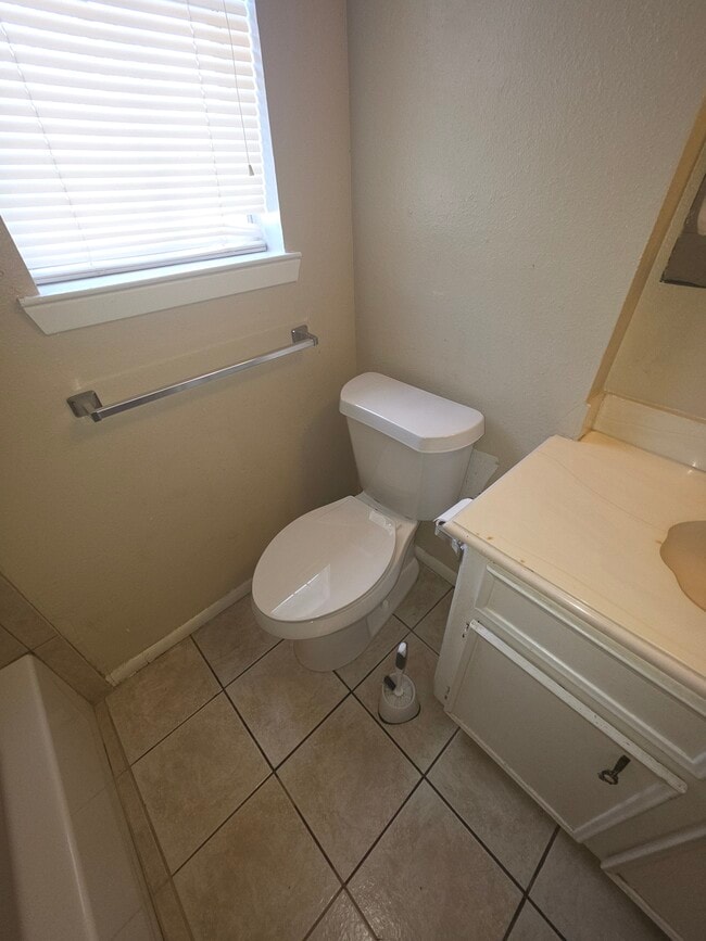 Building Photo - 1205 Anne Ave Unit A