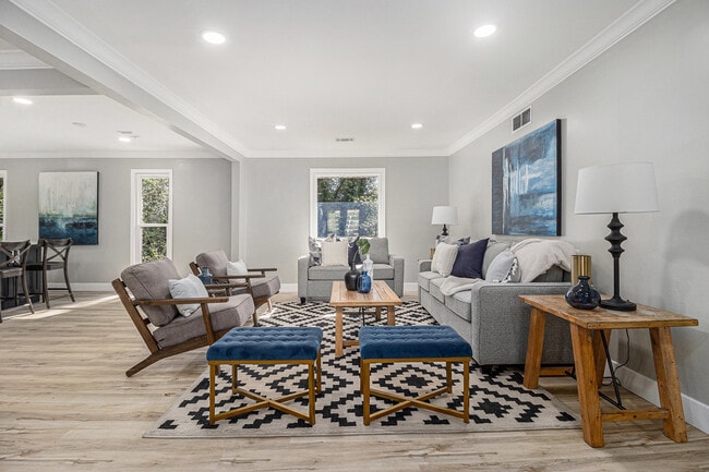 Building Photo - 2806 Chaucer Dr SW Rental