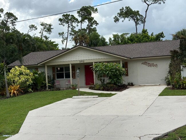 Photo - 203 Esther St