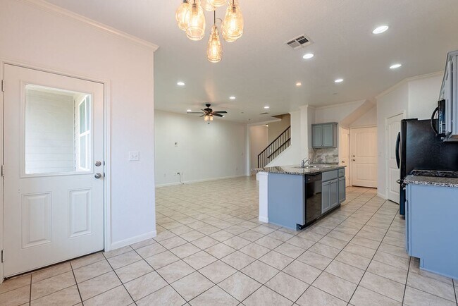 Photo - Beautiful 3 bedroom, 2.5 bathroom home in Donnell Park!!!