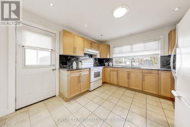 Photo - 12 Cartier Crescent