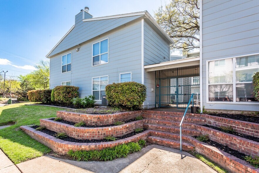 Photo - 1901 N Fitzhugh Ave
