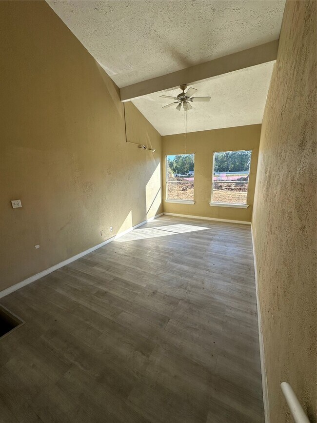 Photo - 13 Lakeway St