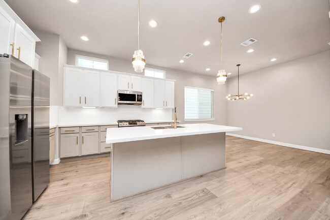 Photo - City views, smart layout, and Houston convenience?