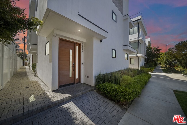 Photo - 733 N Gramercy Pl