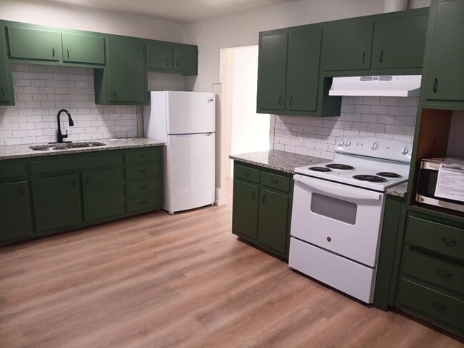 Building Photo - Charming 2-bedroom, 1-bathroom! Showings available NOW!
