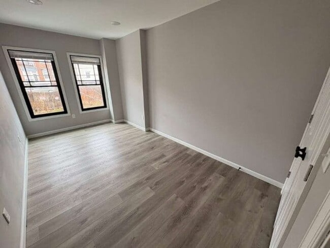 Building Photo - 235 E Market St Unit 5