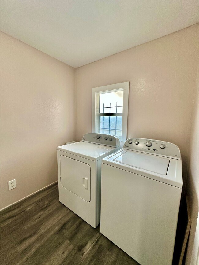 Photo - 305 N Live Oak St Unit True