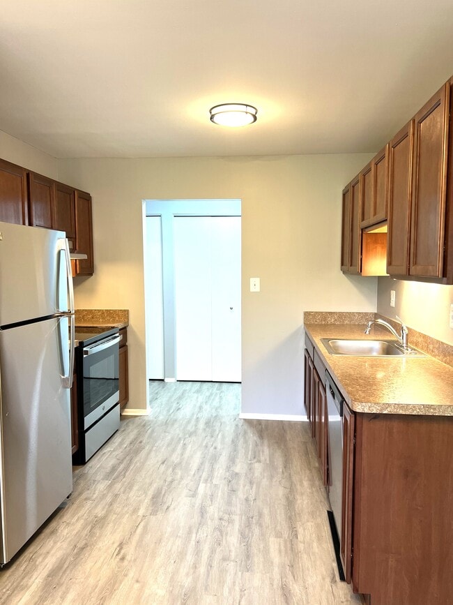 Photo - Oakridge Apartments