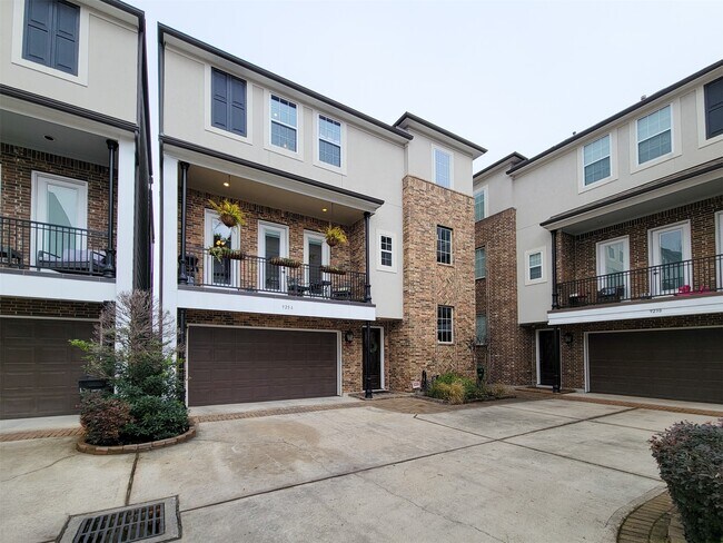 Building Photo - 925 W 19th St