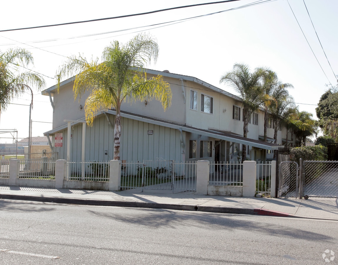 Photo - 4660 Clara St