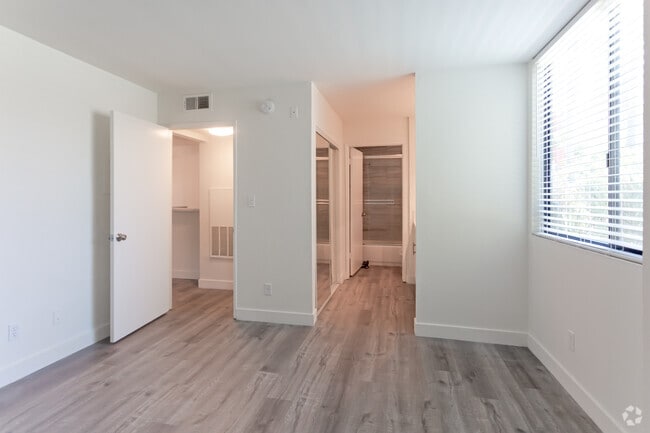 2BR,2BA-1,000SF- Bedroom