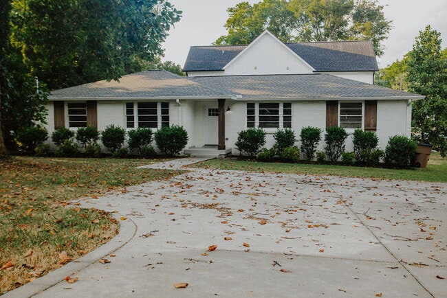 Building Photo - 1100 Grandview Dr Rental