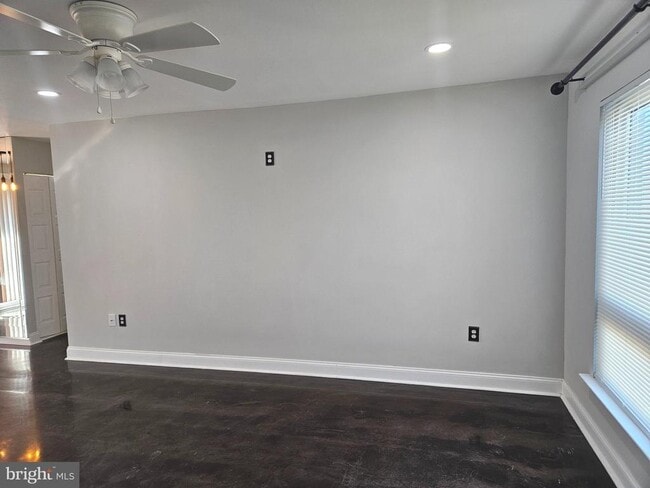 Photo - 210 James Ct