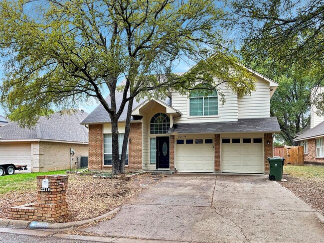 Convenient Arlington Location with 2 Livin... - Convenient Arlington Location with 2 Livin... House