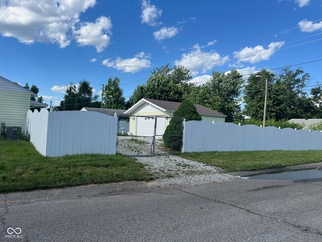 Photo - 2901 Sangster Ave