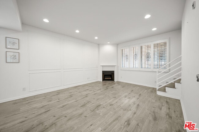 Photo - 812 N Hudson Ave Unidad 107