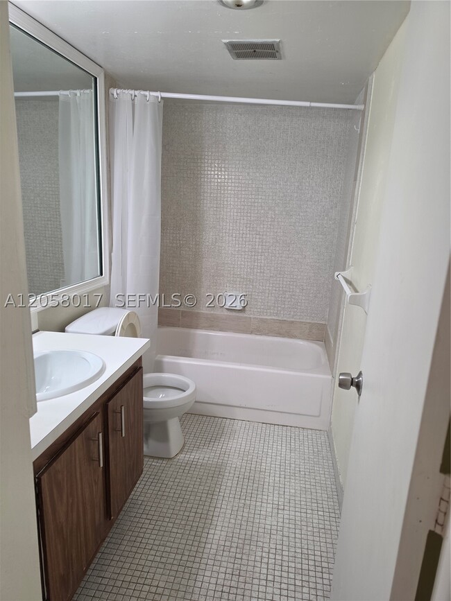 Building Photo - 4158 Inverrary Dr Unit 308