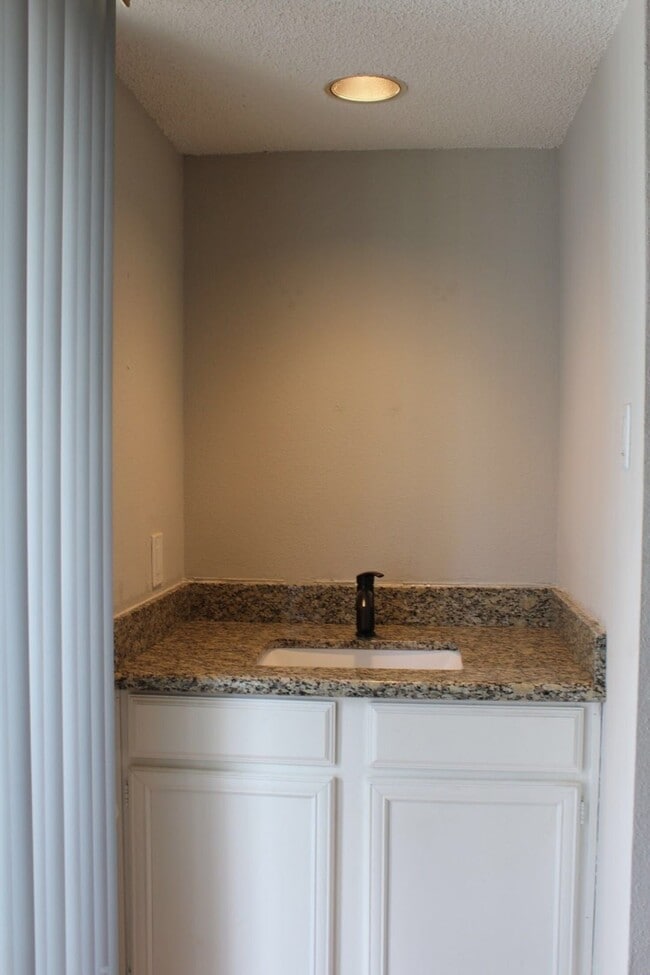 Building Photo - 3756 Tanglewilde St Unit True