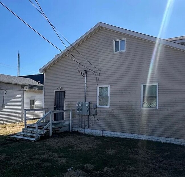 Building Photo - Welcome to our charming 1 bedroom Unit 2