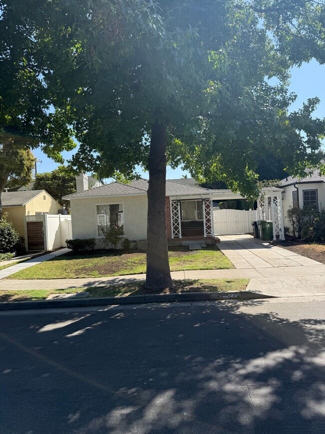 2523 S Bentley Ave