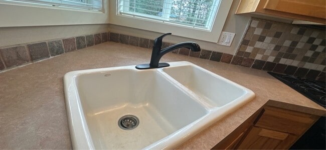 Photo - 913 Pintail St