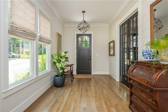 Photo - 940 Longley Ave NW