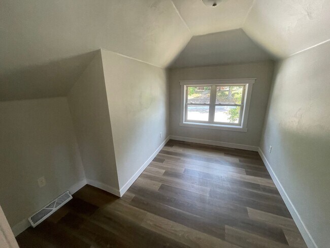 Photo - 420 S Van Buren St Unit Upper