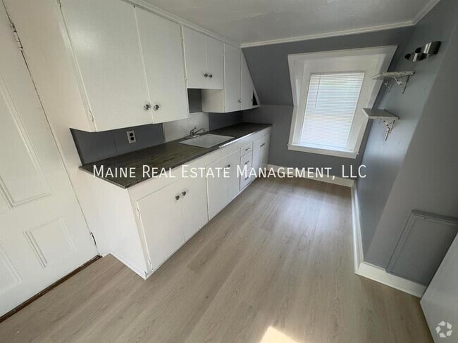 Building Photo - 225 Center St Unit 3 Rental