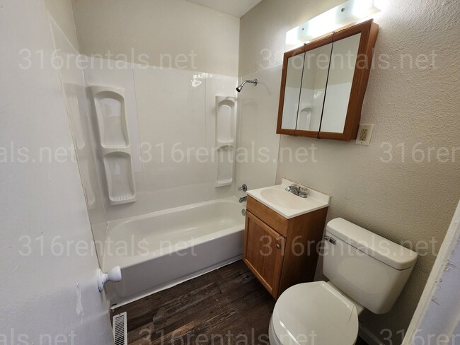 Photo - $1050 - 4 bedroom / 1 and a half bathroom ...