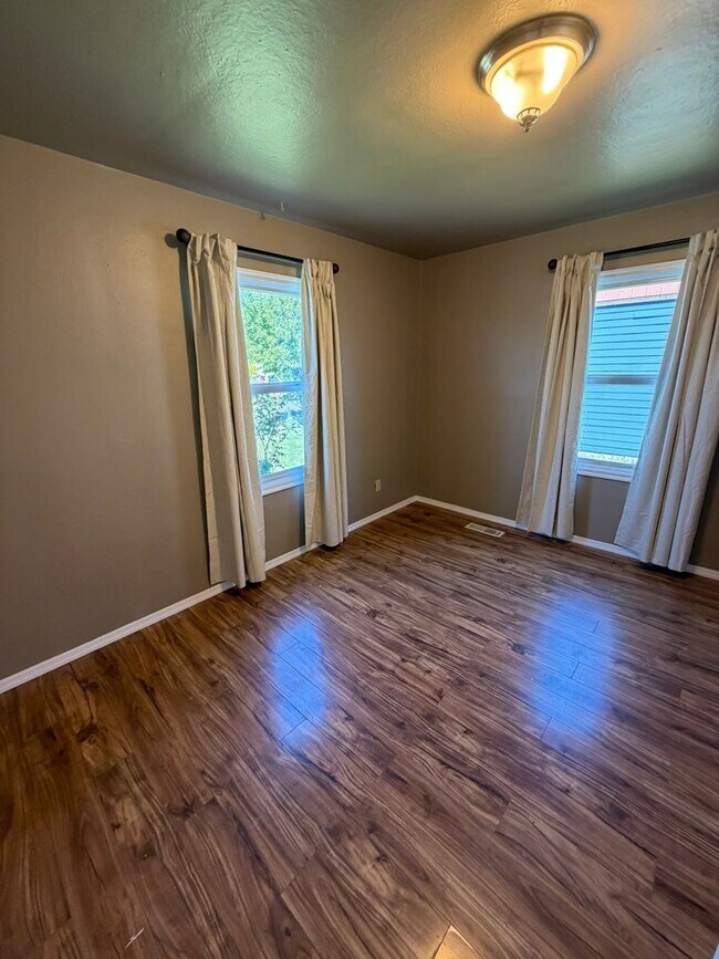 Photo - 3 Bedroom with Large yard near the Canal!