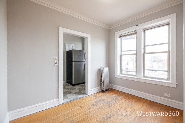 Photo - 3537 N Troy St Unidad 3