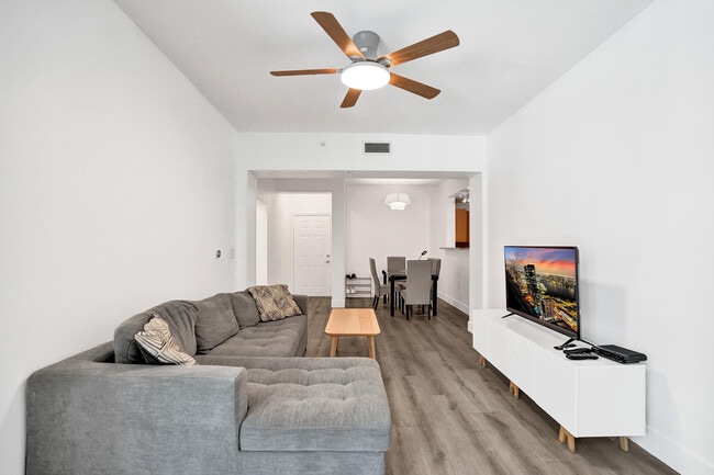 Building Photo - 533 NE 3rd Ave Unit 205