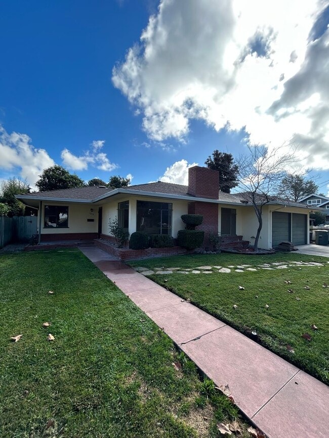 Building Photo - 3 Bedroom 2 Bathroom Single-Story House