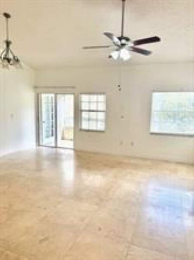 Building Photo - 2810 N Oakland Forest Dr Unit 304