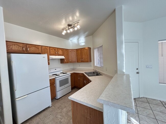 Photo - 3 Bedroom 2 1/2 Bathroom Freshly painted & carpet, Close to Grand Canyon University