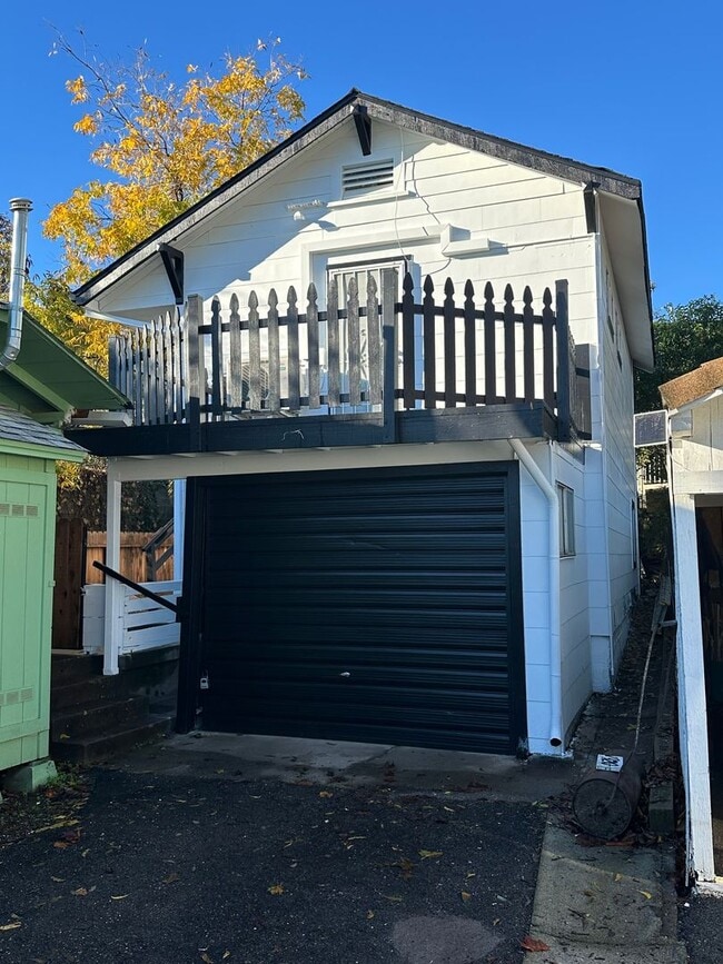 Building Photo - Chestnut-1918/1920 Unit 1920