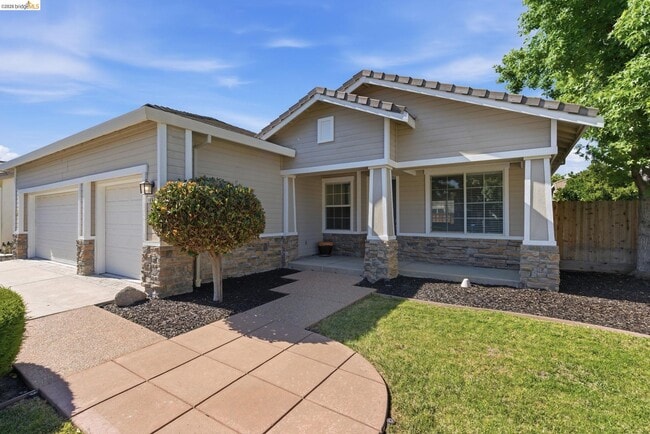 Photo - 1067 Somersby Way
