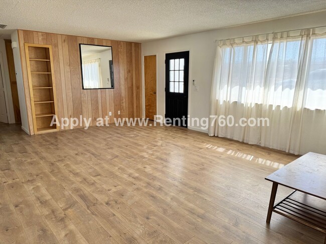 Photo - Spacious Home with Solar Panels!!