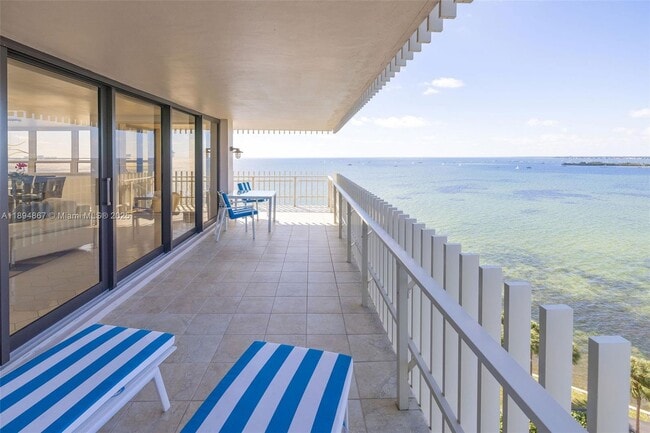 Photo - 1 Grove Isle Dr Unidad A1102