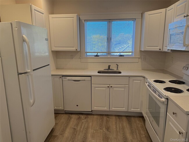 Building Photo - 593 Main St Unit A