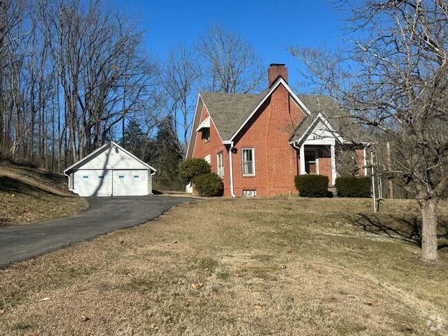 Building Photo - 3 Bedroom / 1.5 Bath Brick Home on 1.4 Acr...