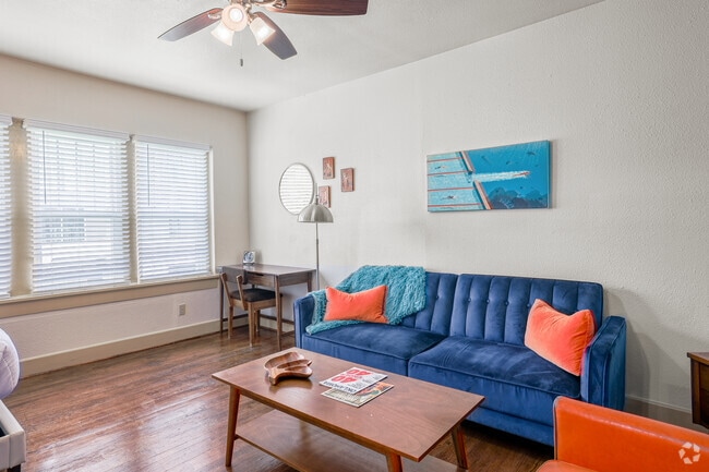 Traditional Studio Apartment - 440SF - Living Room