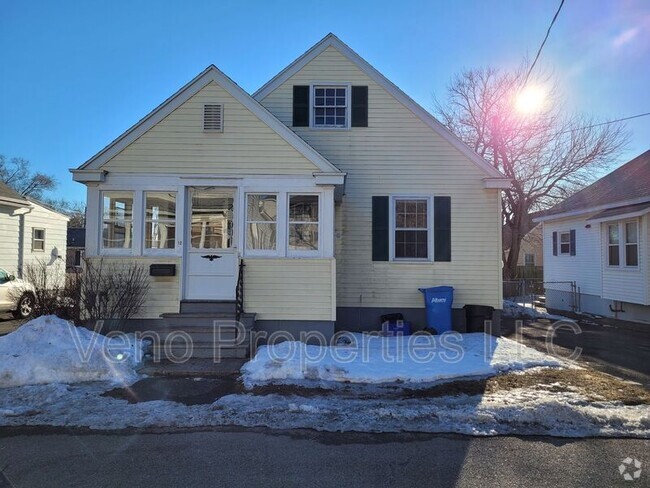 Building Photo - 12 Pinehurst Ave Rental