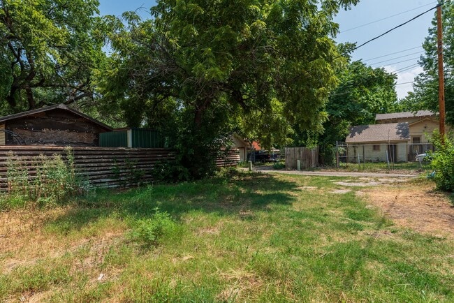 Photo - N Waco Ave Duplex Unit 1306