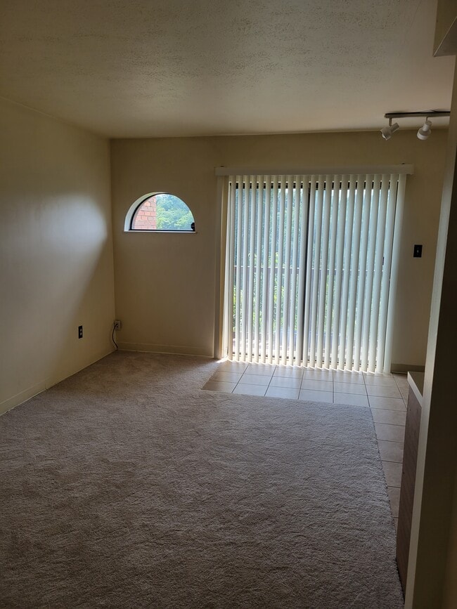 Photo - 3243 Niagara Square